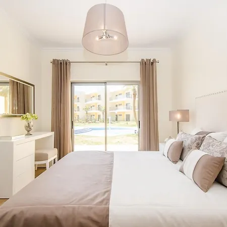 Spacious In With Pool And Terrace דירה *