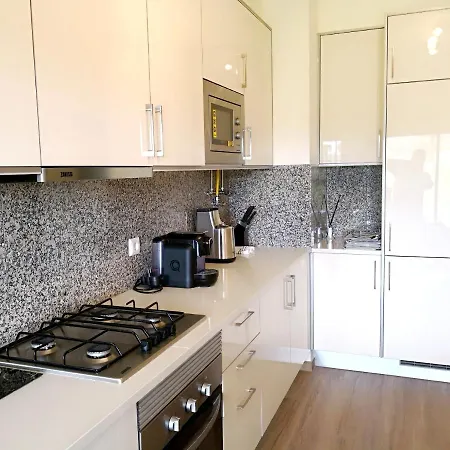 Spacious In With Pool And Terrace דירה